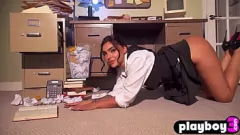 Abspielen Heiße MILF Emily Rinaudo zieht sich im Büro aus: Große Titten und großer Hintern