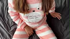 Abspielen Intensiver Squirting-Orgasmus eines asiatischen Teenagers im Spitzenpyjama