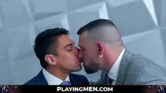 Afspelen Spierbaas krijgt zijn grote lul op kantoor gezogen