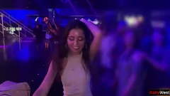 Odtwórz Publiczna toaleta waliwa: napalona Katty West zostaje osiołka w klubie nocnym