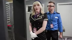 Jouer Beau mec baise blonde transexuelle en uniforme