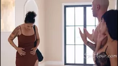 Afspelen Curvy Asian Milf Dana Vespoli betrapt op vals spelen in een ondeugend drietal