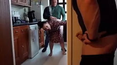 Oynat İtalyan karısının büyük ganimeti, koca izlerken ve gerizekalı iken sevgililer tarafından