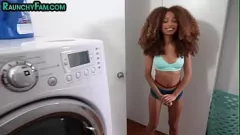 Oynat Curvy Ebony üvey kız kardeşi samimi POV karşılaşmasında vahşileşiyor