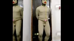 Putar Zentai Penis Bondage: Femdom yang kuat memandu Anda melalui pengalaman sensual di House of Gord