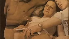 Jouer Vieilles marées velues en trio rétro - milf vintage et gilf 3some