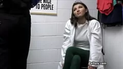 Putar Kamera mata-mata kantor yang licik menangkap remaja eksotik yang sedang disetubuhi secara kasar dari belakang oleh bosnya