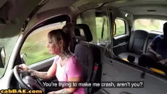 Redare Un taximetrist european, MILF, este bătut în cuie de un tâlhar de abanos spânzurat în taxiul ei și îi suge penisul negru.