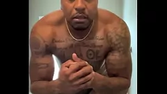 Redare Capra din Birmingham, Alabama, invită nevestele înșelatoare să-și tragă penisul mare în timp ce el se masturbează și își linge ejaculația