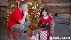 Oynat Tread baba sikikleri onun sıcak kız üzerinde xmas