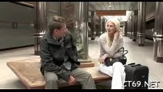 Jouer Hot streetwalker se fait sans aide et aime le sexe impitoyable