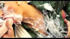تشغيل لعب مغري يعطي مناورة في الثقب المتأنق ويحصل على الوجه العصبي