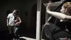 Oynat Ergen kız değişti ve üçlü seks yaptı