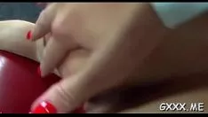 再生 魅惑的なレズビアンtrueloveは、彼女の濡れた、滑らかなひげを剃った子猫を捕まえます
