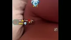 播放 奇妙的中间变白了和她掉下来的小猫玩得很开心