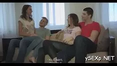 تشغيل هذا بلا شك مجموعة برية تجلس مع 2 من العاهرات